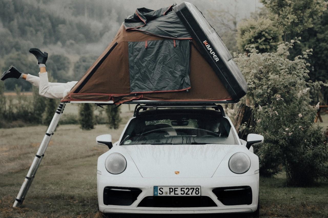 Porsche propose de camper en Taycan électrique avec tente de toit