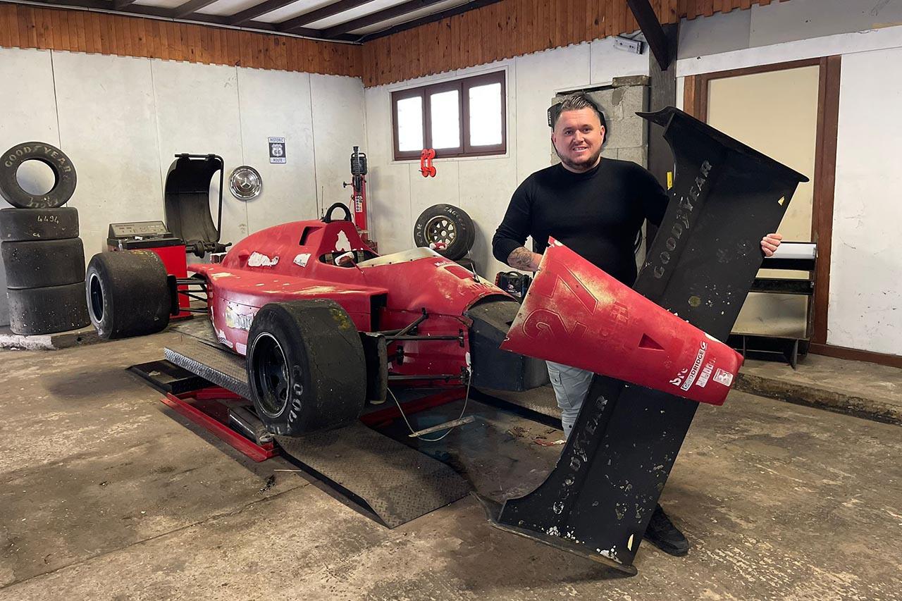 Insolite. Il met � jour un cimeti�re de F1 et s'attaque � leur restauration