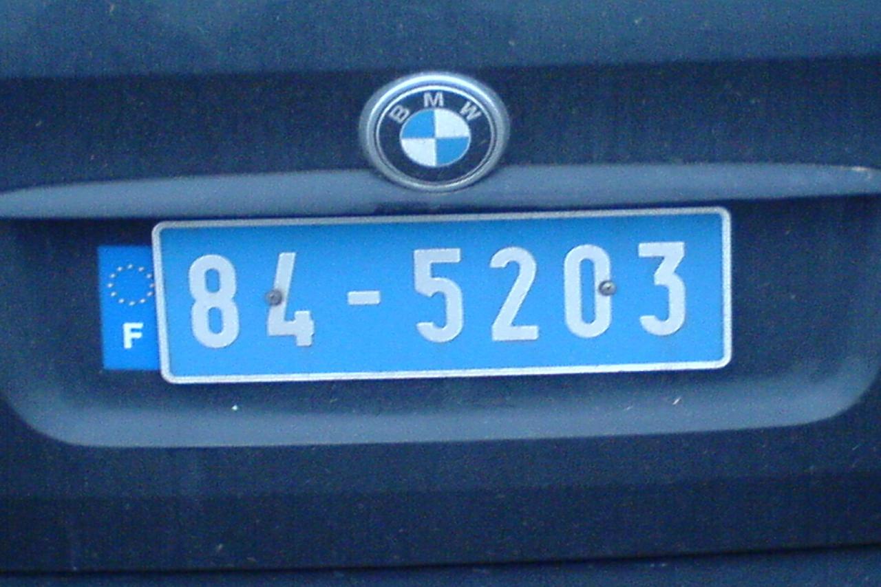 Que signifie la couleur des plaques d’immatriculation