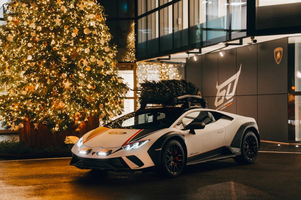 Lamborghini avec sapin