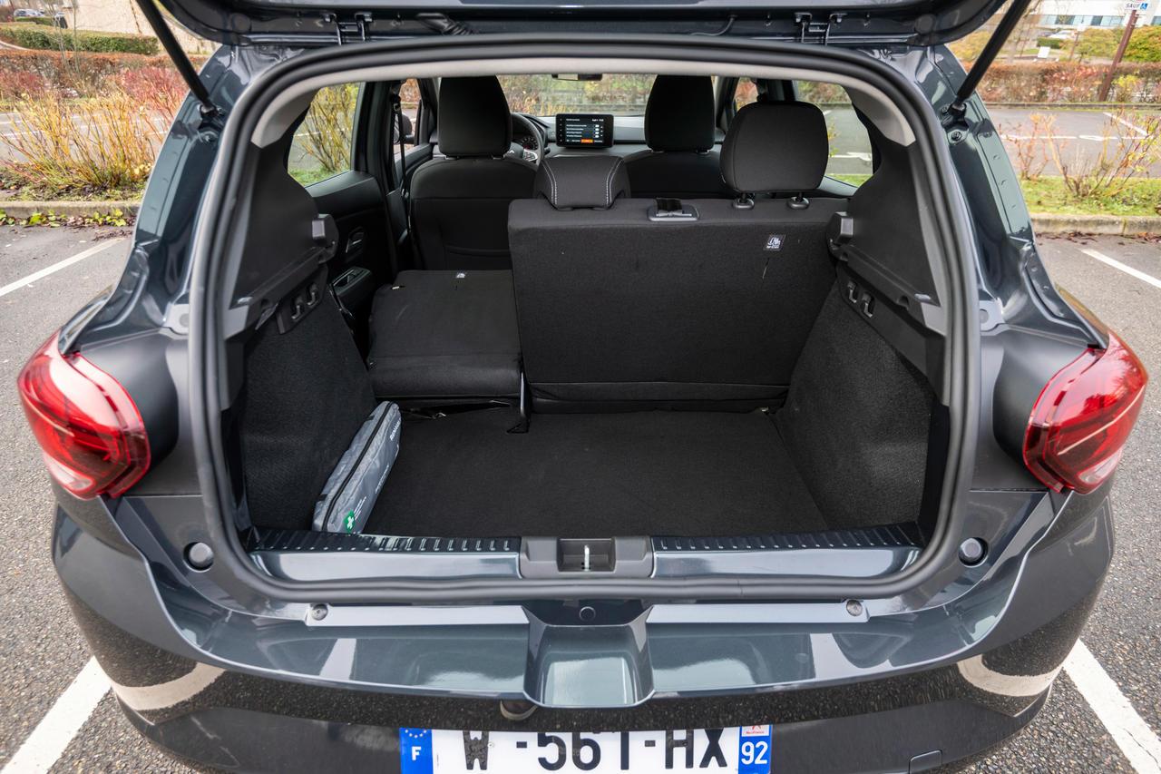 Photo 19 La Dacia Sandero affiche un volume de coffre de 328 l, contre 310 l pour la Citroën