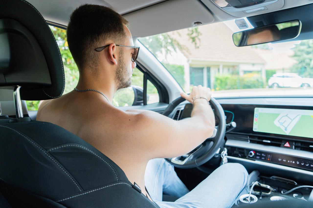 Diaporama et photos Conduire torse nu interdit ou autorisé par le Code de la route ? L
