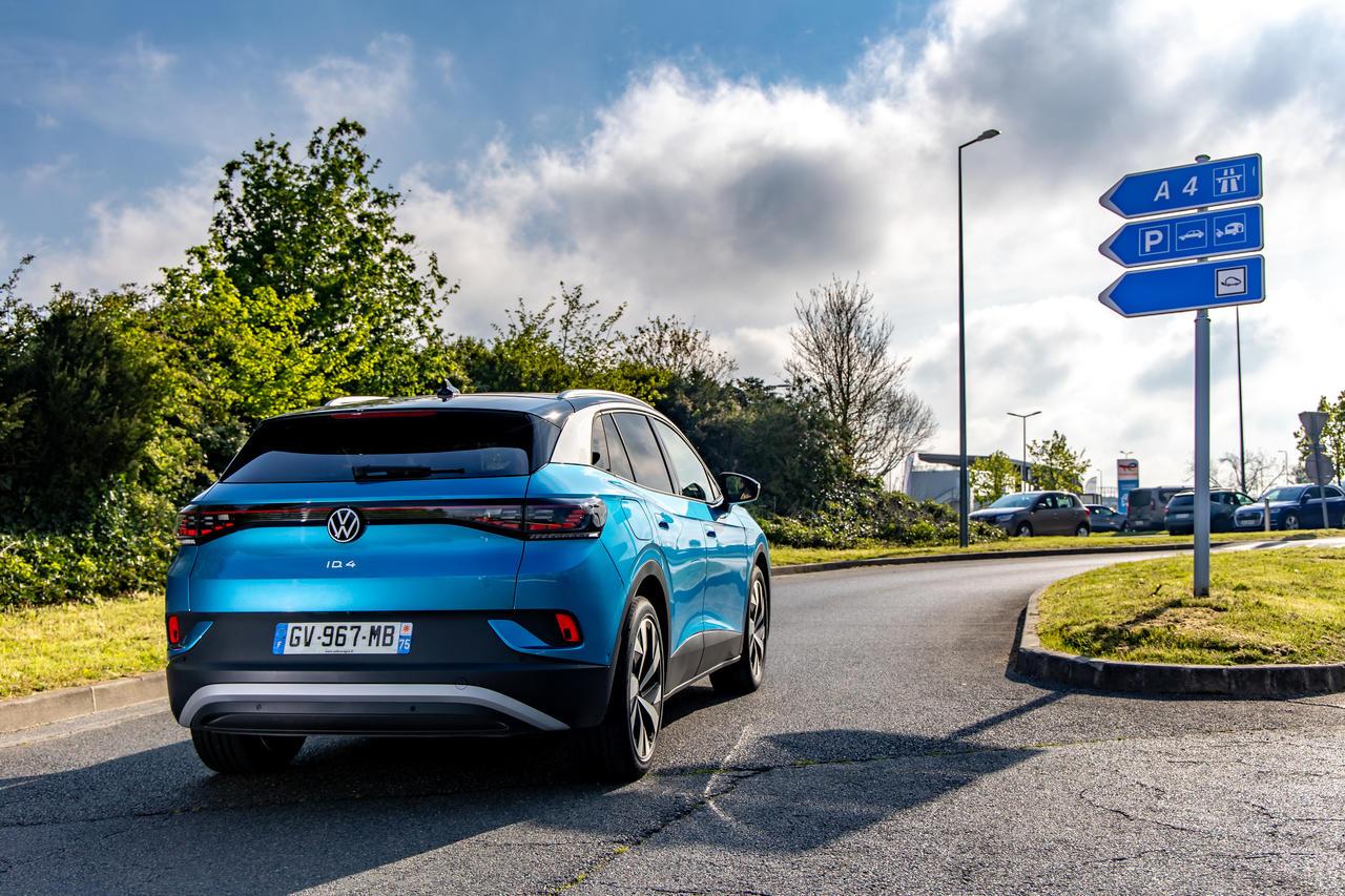 Photo 4 Le Volkswagen ID.4 au départ du test d'autonomie et de