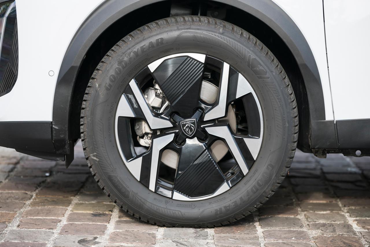 Photo 10 Pneus Peugeot 2008 Hybrid 136 Essai Peugeot 2008 hybride (2024) le meilleur des