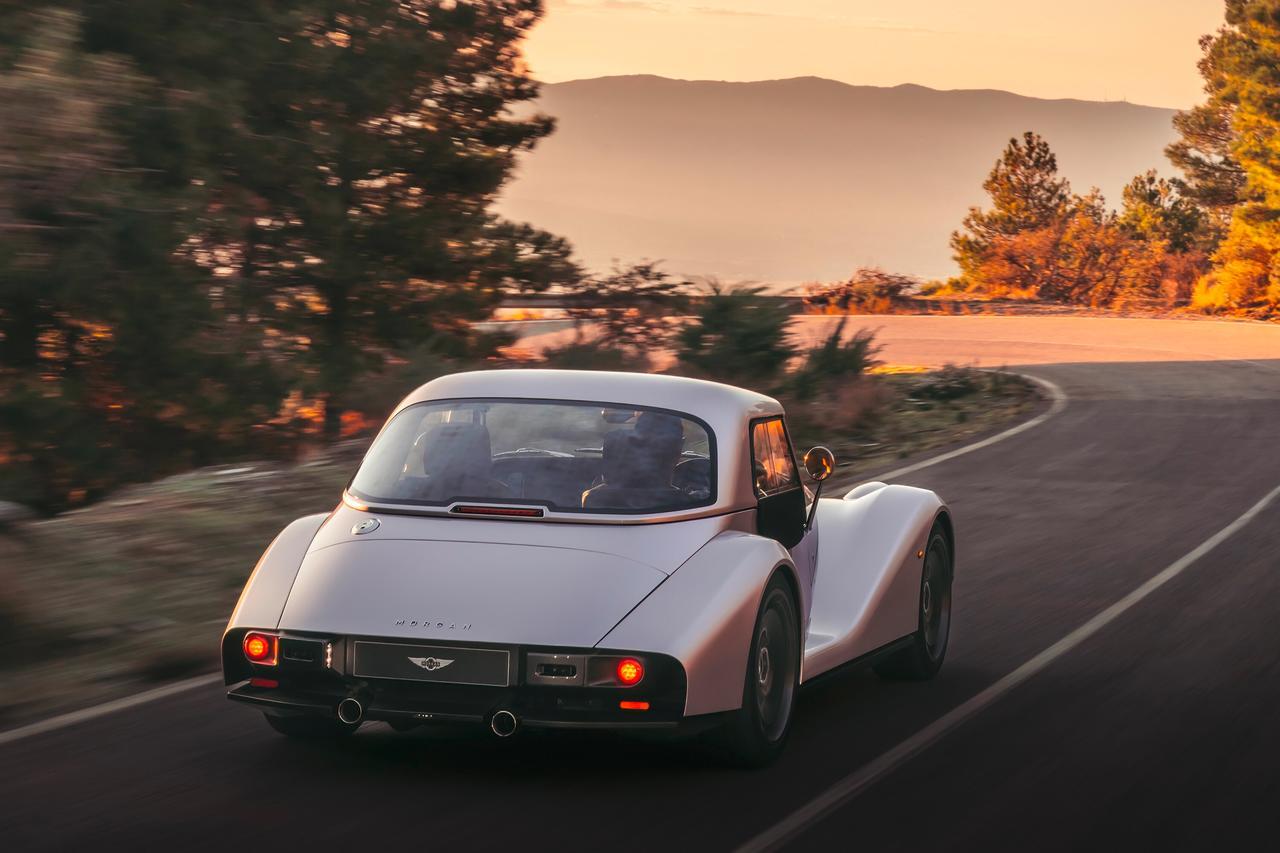 Le toit amovible est en composite intégrant de la fibre de carbone.