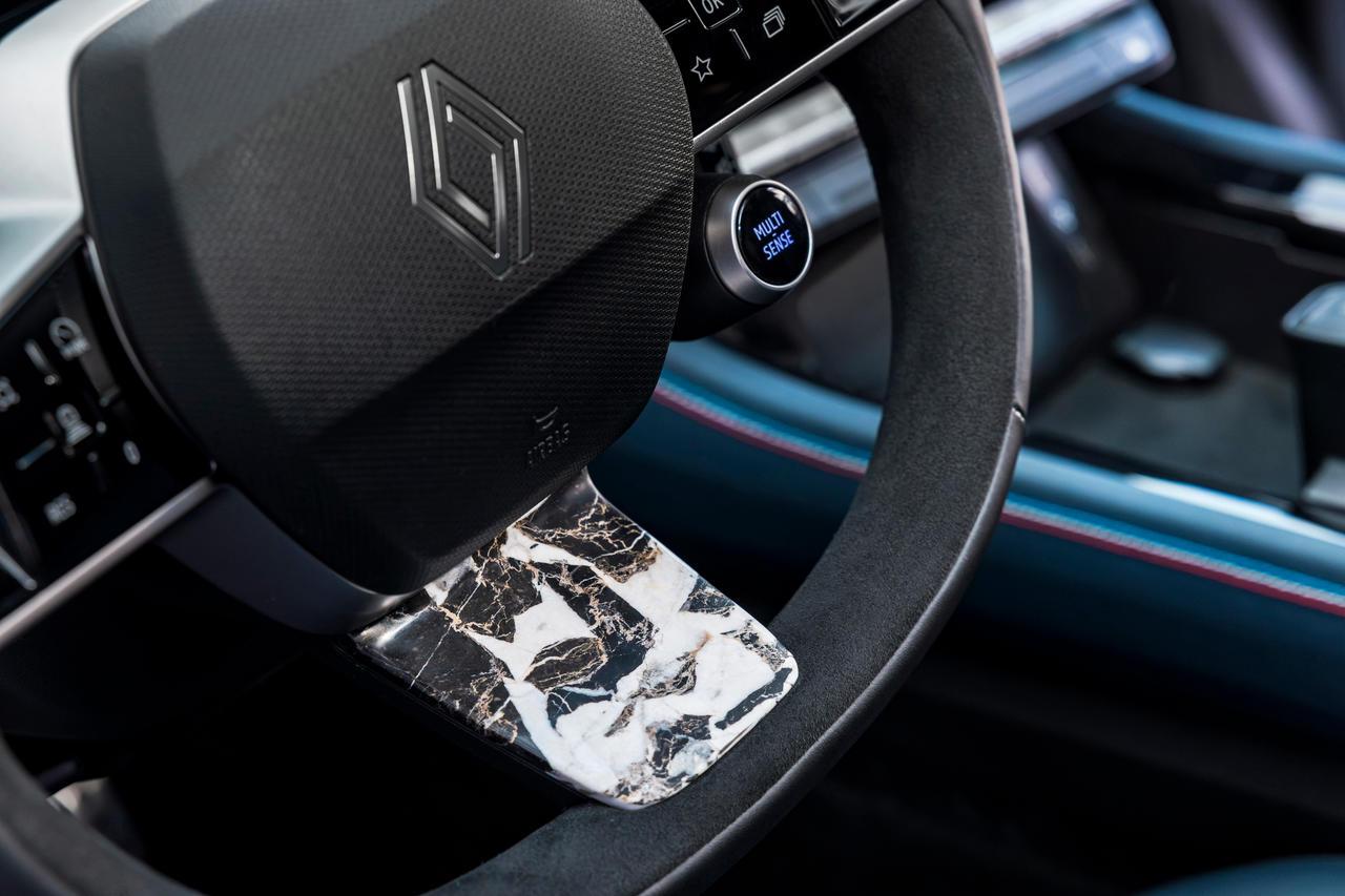 Du marbre est présent sur l'une des braches du volant.