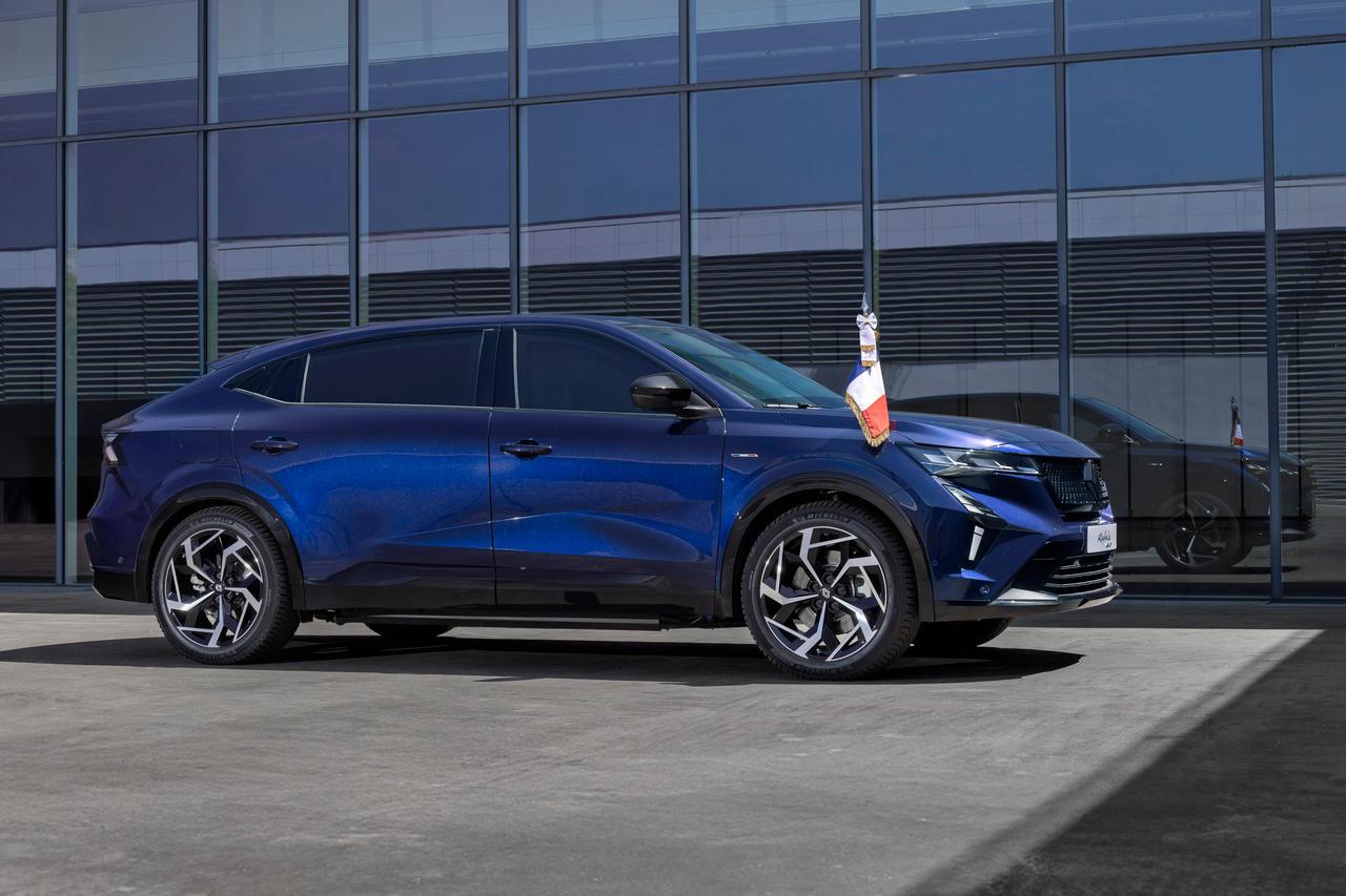 El vehículo adopta un motor híbrido enchufable de 300 CV con tracción en las 4 ruedas.