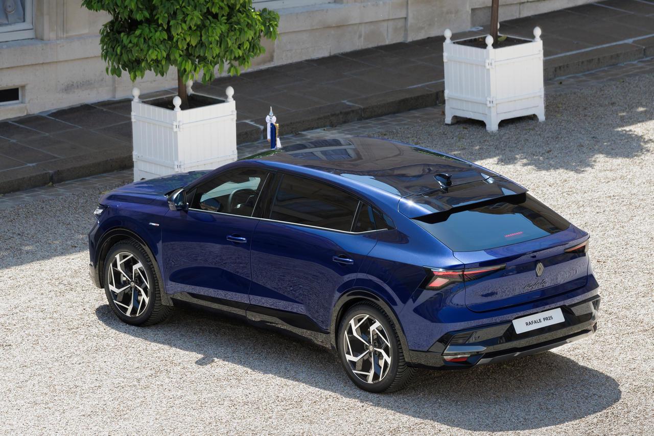 El vehículo utilizado en 2025 ha sido alargado y blindado.