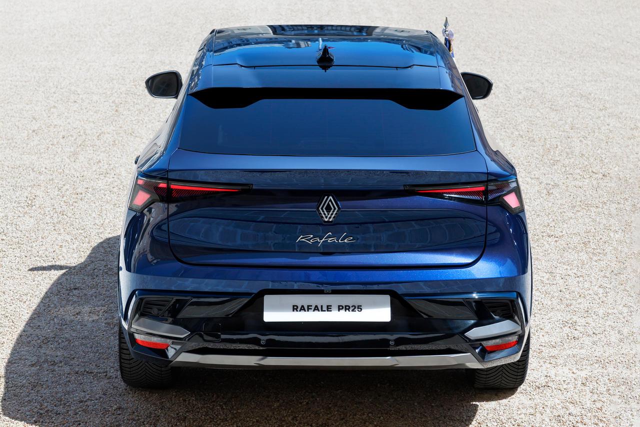 El vehículo luce un tinte azul exclusivo llamado "Azul Presidencial".