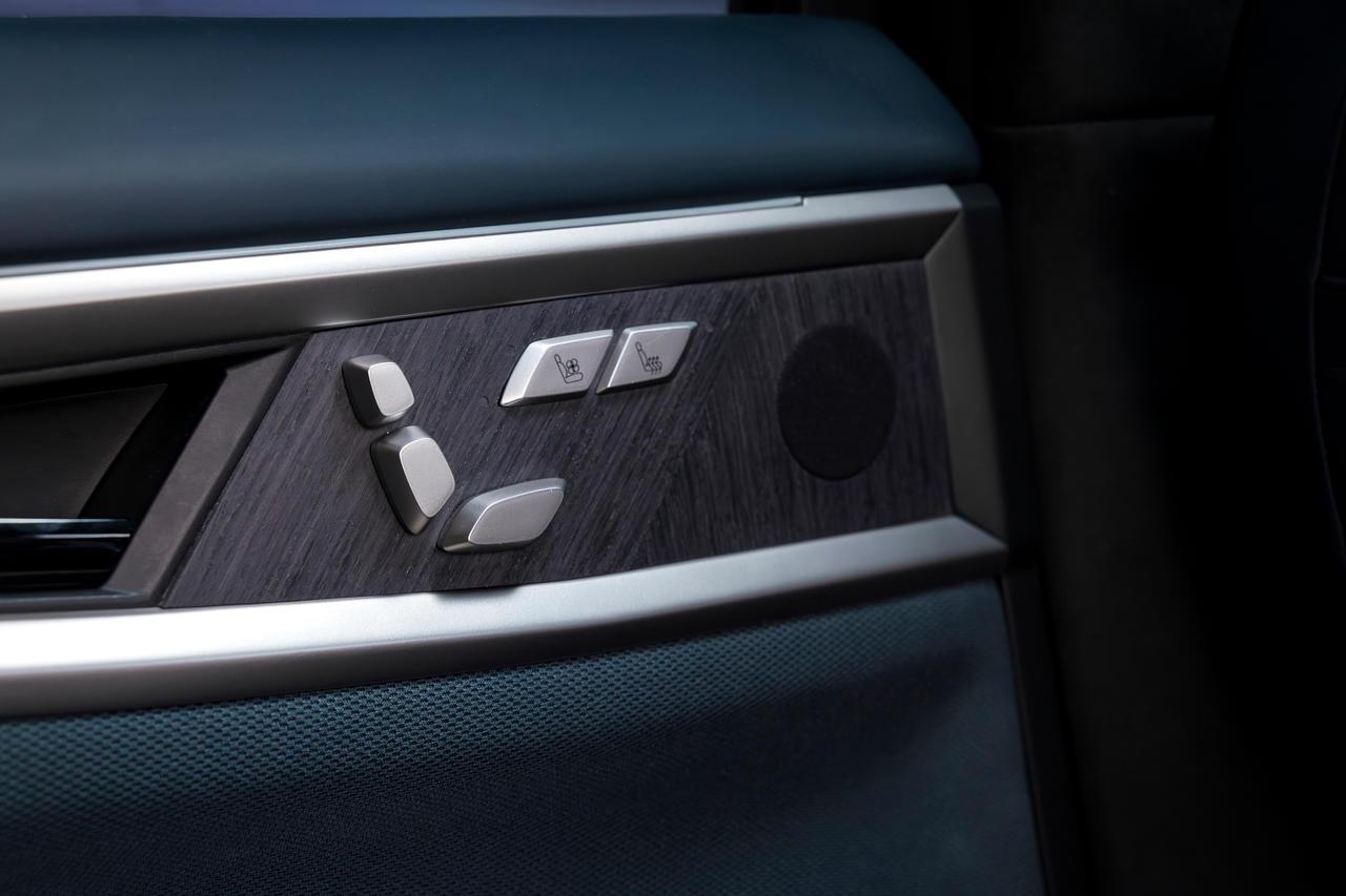 Se ha integrado un revestimiento de madera en las puertas contra tormentas.