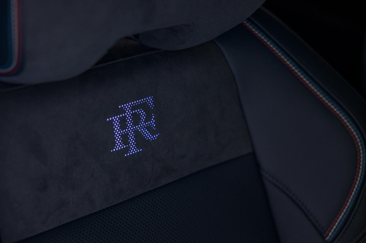 Los asientos incorporan patrones de RF iluminados.