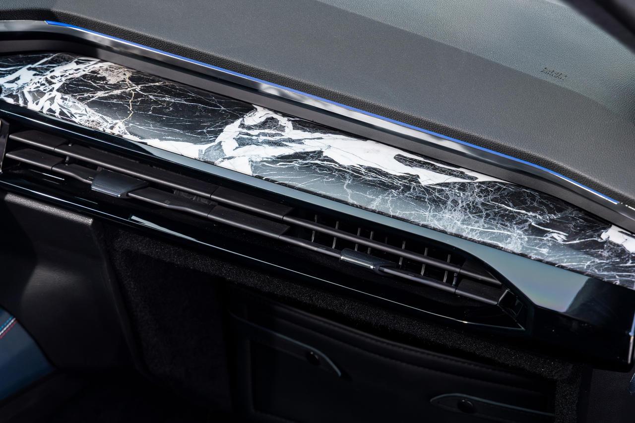 El mármol también está presente en el salpicadero orientado hacia el pasajero.