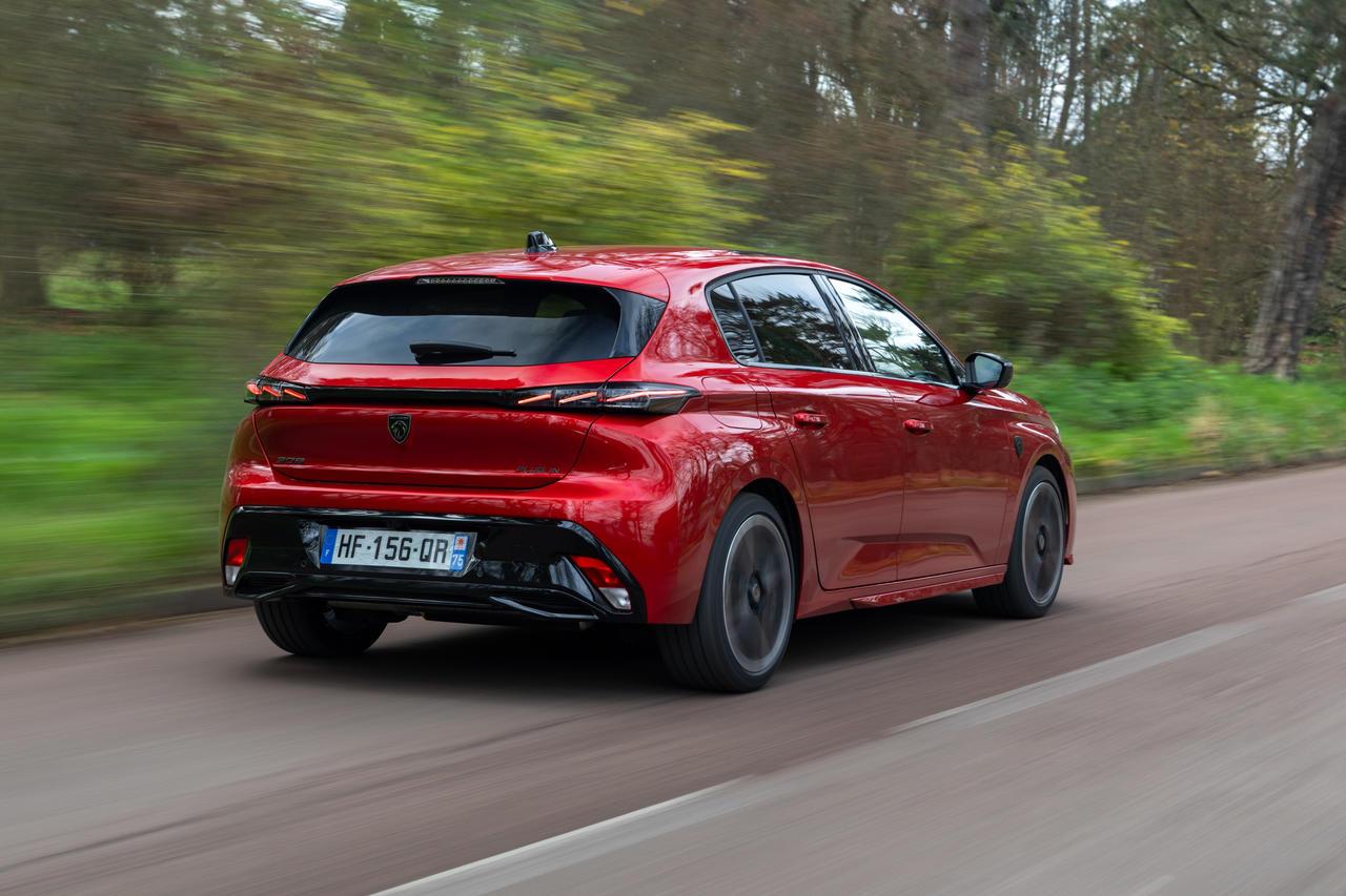 El chasis y la dirección siguen siendo excelentes en el 308 Plug-in Hybrid 195. El confort mecánico es un poco inferior.