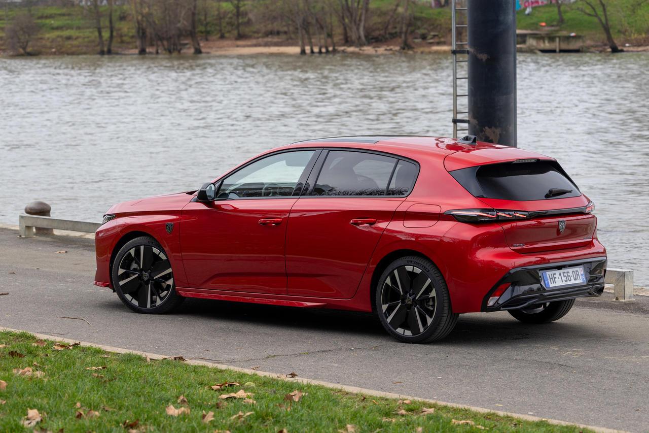 Disponible en 180 y 225 CV en la fase 1, el Peugeot 308 híbrido enchufable alcanza los 195 CV de potencia acumulada desde su rediseño.