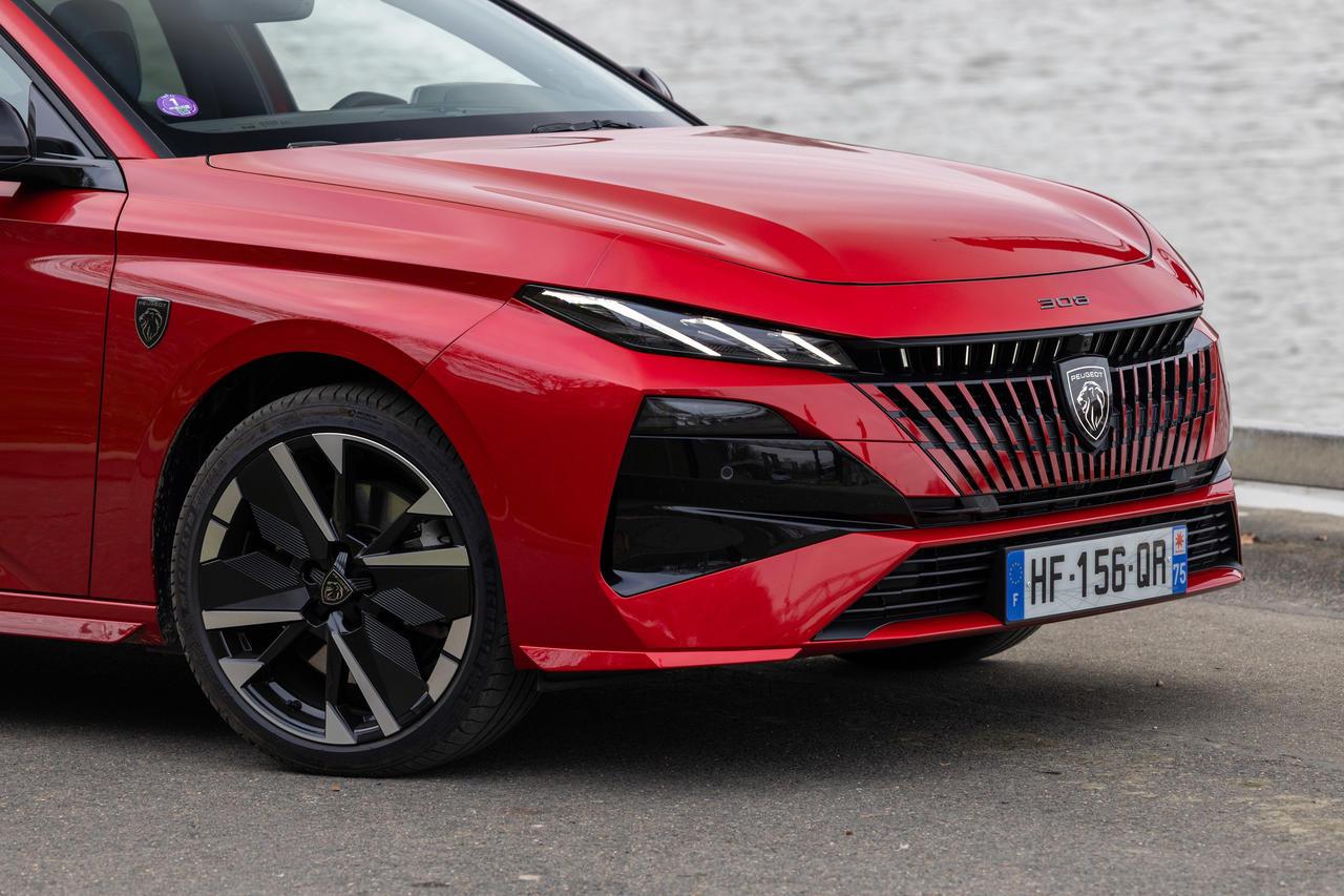 El nuevo frontal confiere al 308 un aspecto más felino. El logotipo ahora está iluminado a partir del acabado GT.