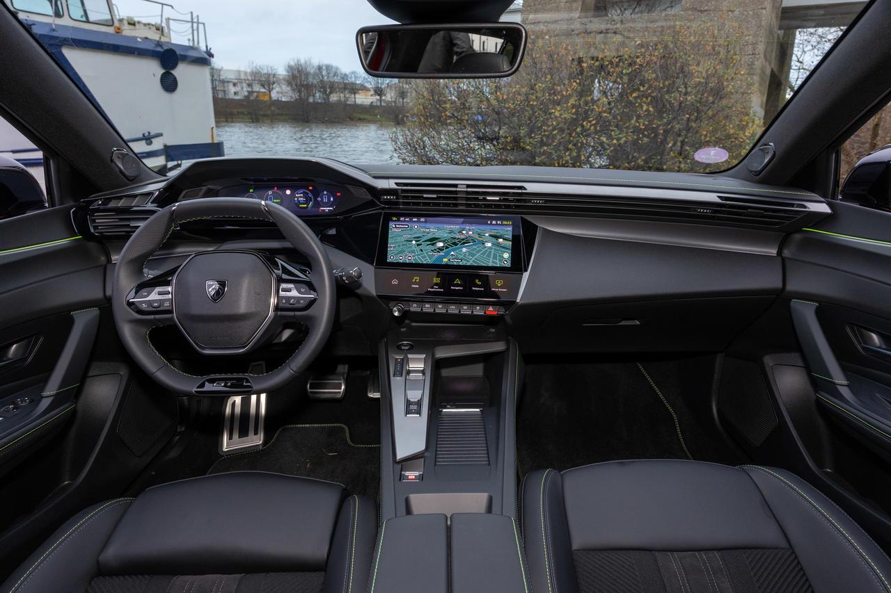 El restyling no ha supuesto ningún cambio en el interior del 308. El acabado sigue siendo de gran calidad, especialmente en la versión GT Exclusive, y el volante sigue ocultando los indicadores según la posición de conducción.