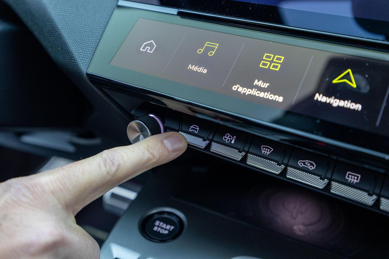 Pulsando prolongadamente esta tecla se desactivan las alertas de exceso de velocidad y de cambio de carril del 308. Es tan práctico como en Renault.