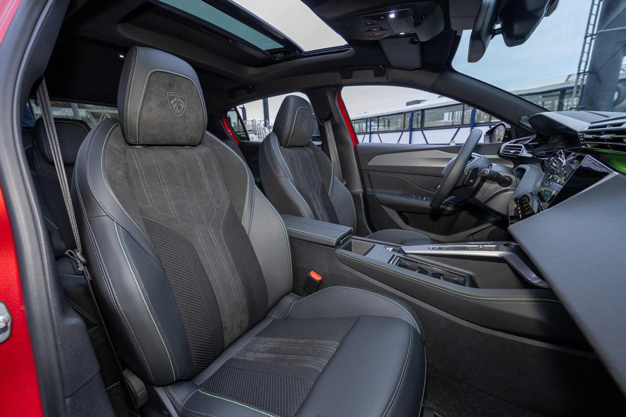 El techo solar del Peugeot 308 forma parte del Pack Sensation, de 1800 €, que también incluye el sistema de audio Focal de 10 altavoces y la recarga del smartphone por inducción