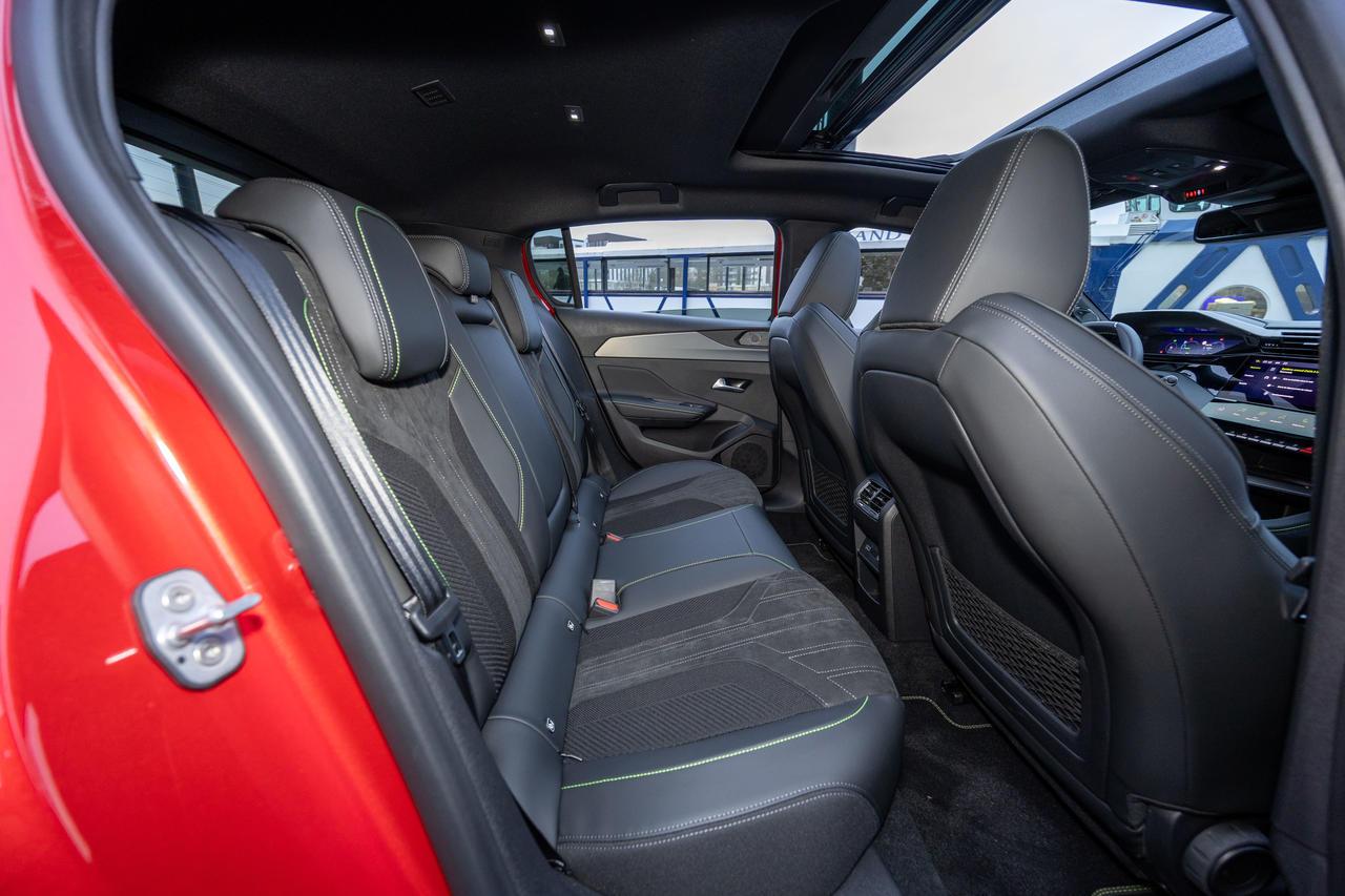 La gran batería no invade el espacio trasero. Afortunadamente, porque la habitabilidad no es el punto fuerte del 308.