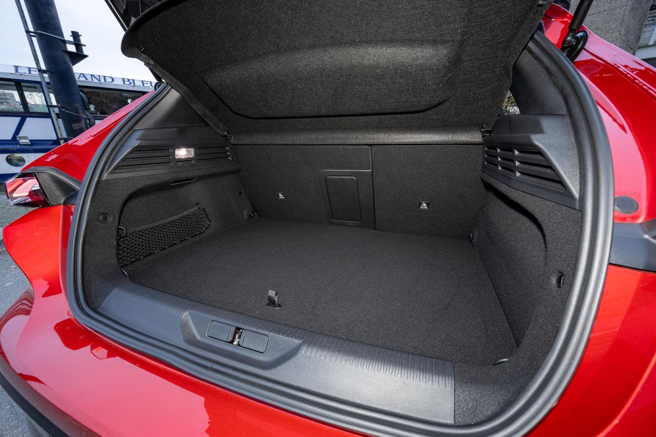 Con la batería bajo el suelo, el maletero del 308 PHEV pierde 98 litros en comparación con otras versiones. Con solo 314 litros, es demasiado pequeño para el equipaje de una familia.