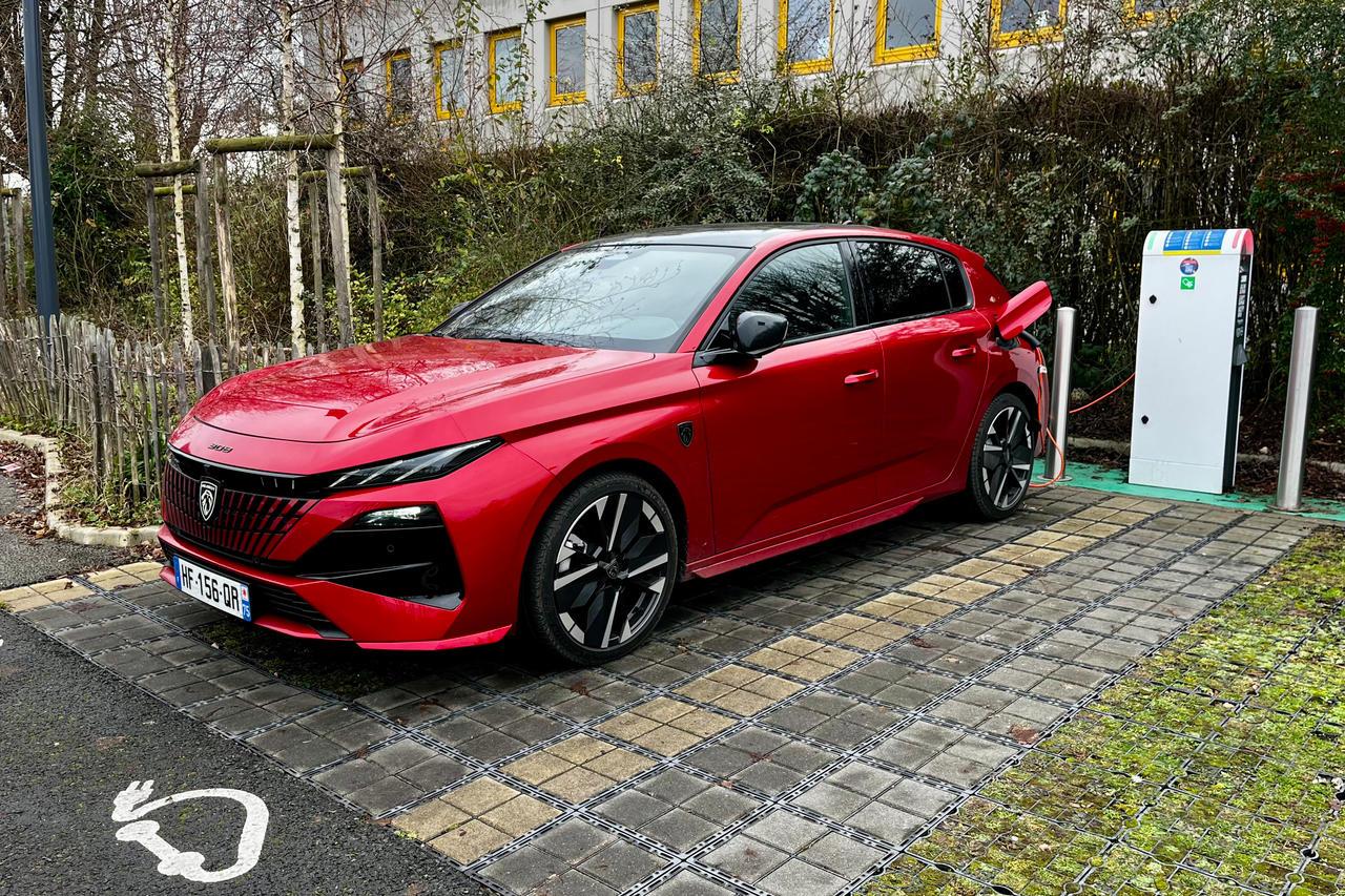 308 PHEV en una estación de recarga