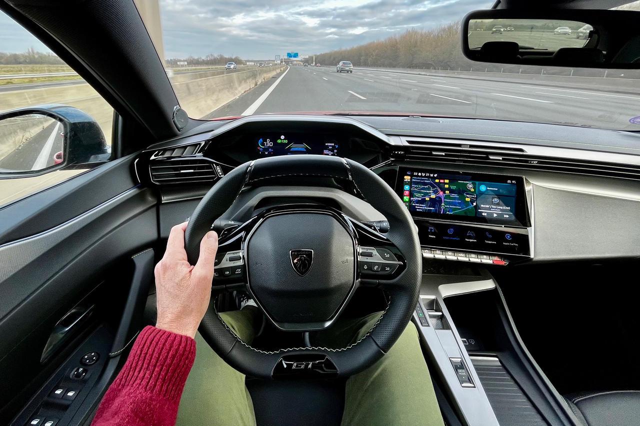 La comodidad y el silencio de marcha amenizan los viajes por autopista a bordo del 308 PHEV: su consumo, inferior a 7 l/100 km en este ejercicio, no empaña la fiesta.