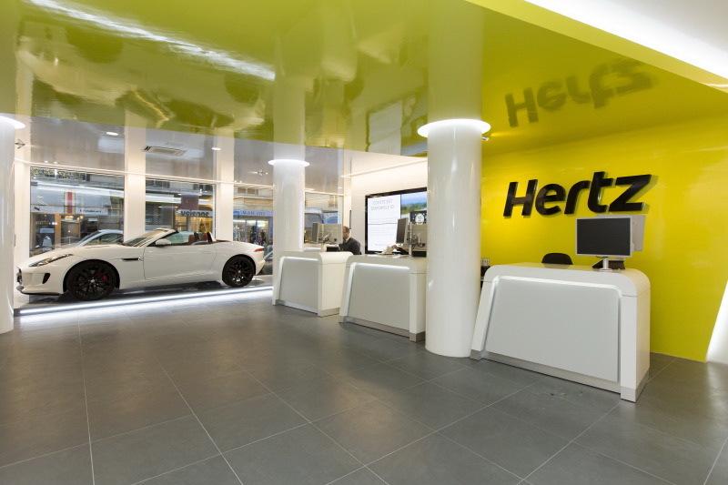 Le loueur Hertz inaugure à Paris sa première agence de l'ère numérique