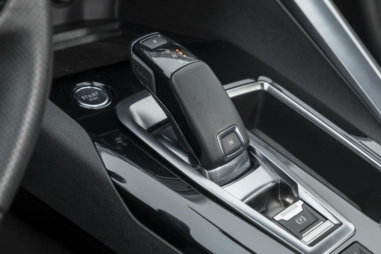Photo 90 Levier de vitesse boîte EAT6 Peugeot 3008 GT Essai comparatif le DS7 Crossback