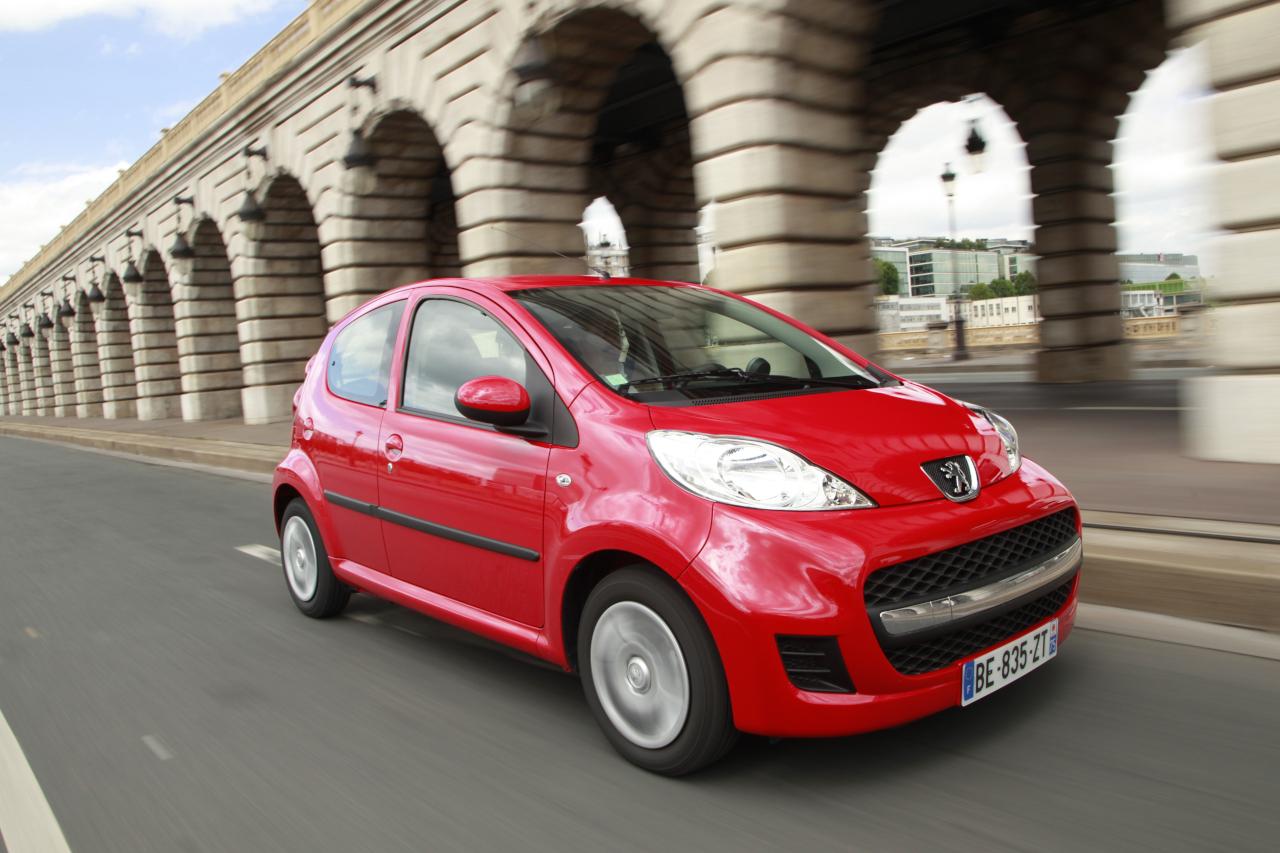Photo 28 - Peugeot 107 rouge 3-4 avant action Paris - 210 ans de ...