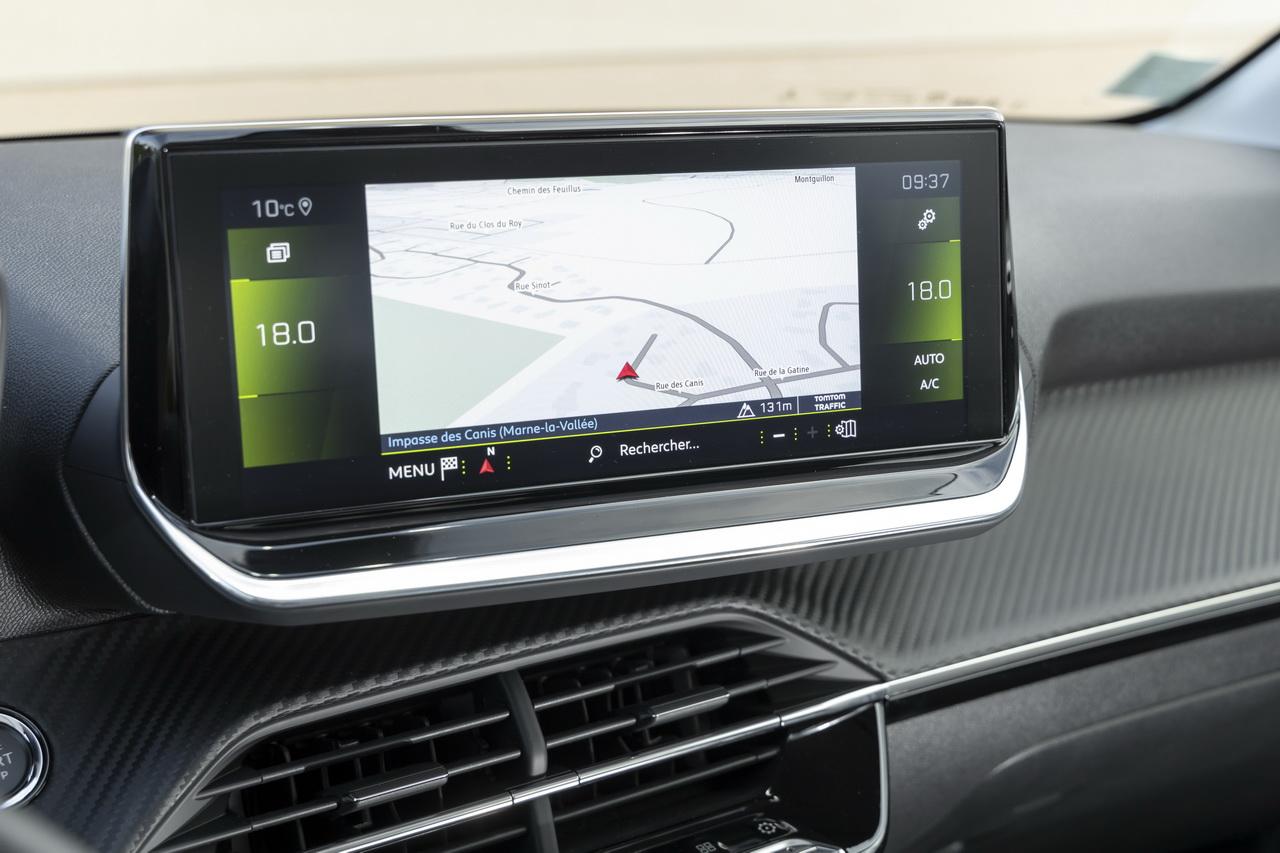 Photo 28 ecran tactile sur peugeot 208 allure Essai comparatif Peugeot 208 BlueHDi 100 vs
