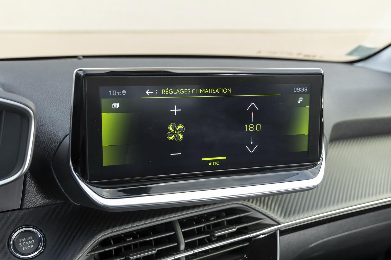 Photo 29 ecran tactile sur peugeot 208 allure Essai comparatif Peugeot 208 BlueHDi 100 vs