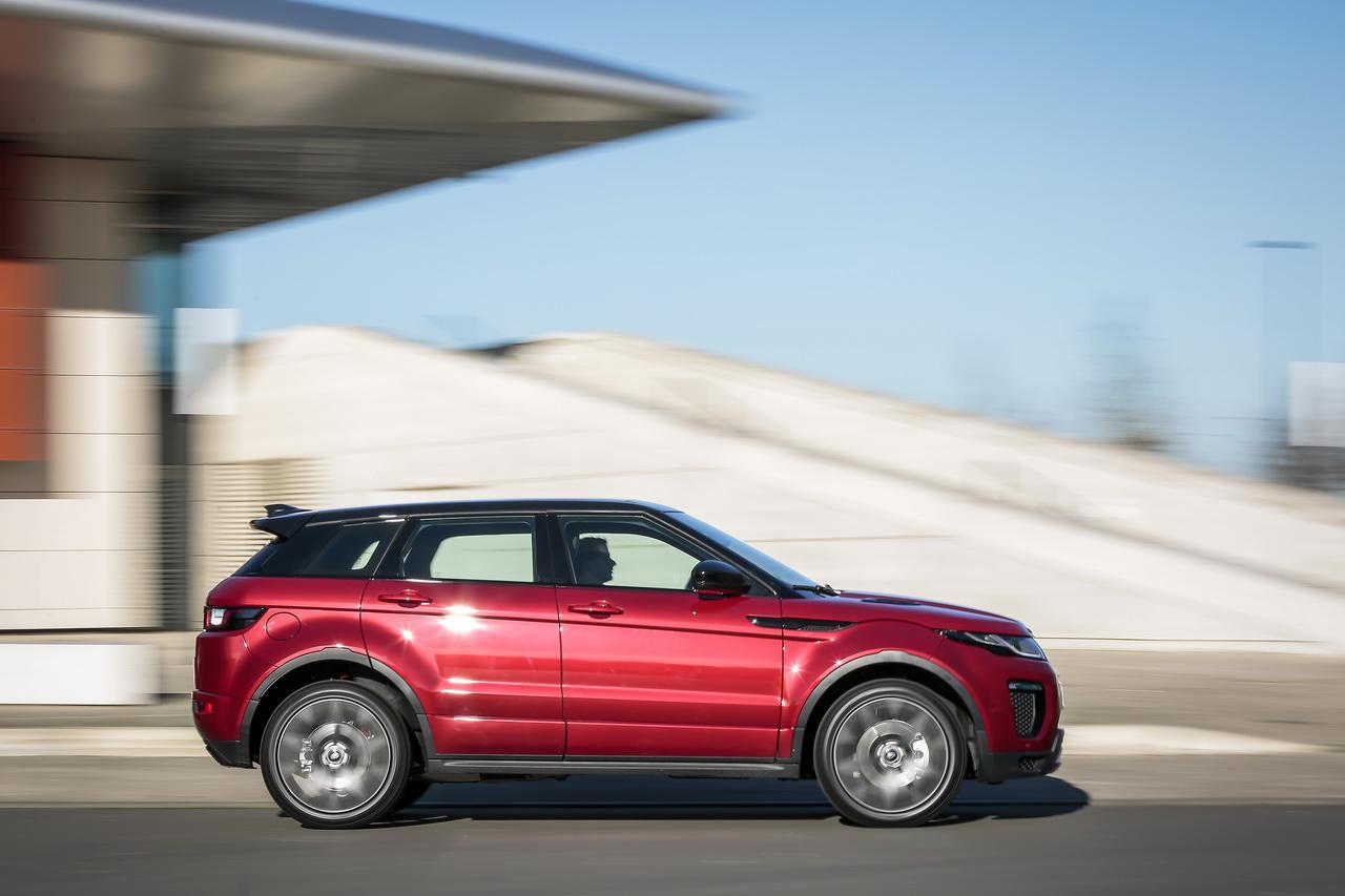 Photo 27 - Land Rover Range Rover Evoque vue de profil rouge - Le ...